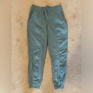 EUC lululemon studio dance mid-rise joggers size 10 tidewater teal
